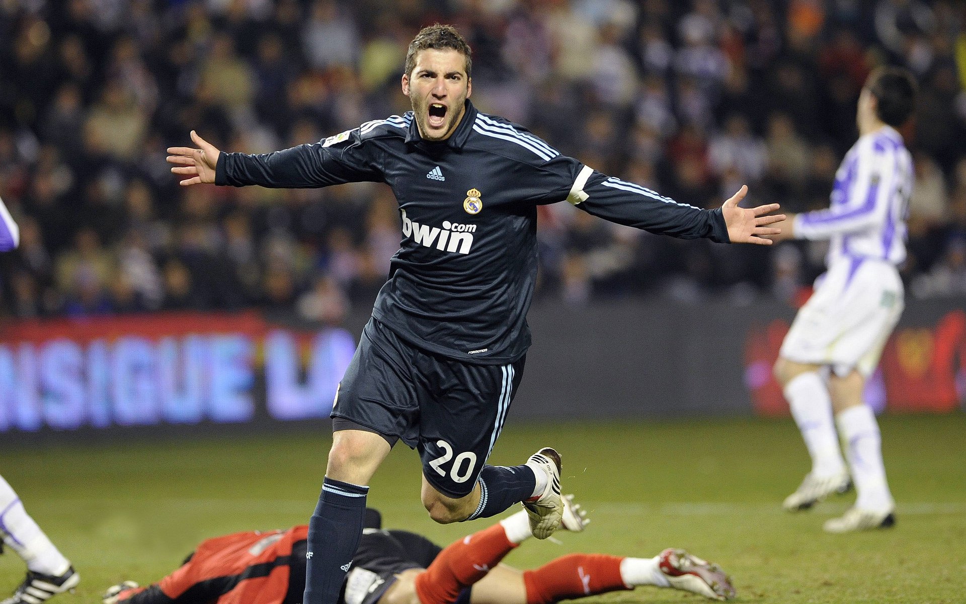 德罗巴连续十场比赛得分超过高光表现,美国队挑战极限!